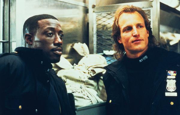 Bild 1 von 3: John (Wesley Snipes, l.) und Charlie (Woody Harrelson, r.) sind Adoptivbrüder. John versucht, Charlie davon abzuhalten, einen Geld-Zug in der U-Bahn zu überfallen.