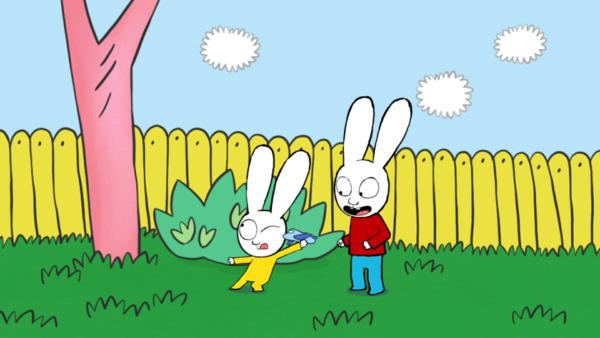 Bild 1 von 3: Franz (l.) und Simon (r.) spielen mit Franz' kleinem Spielzeugflugzeug, das mit genügend Anschwung richtig gut durch die Luft schwebt.