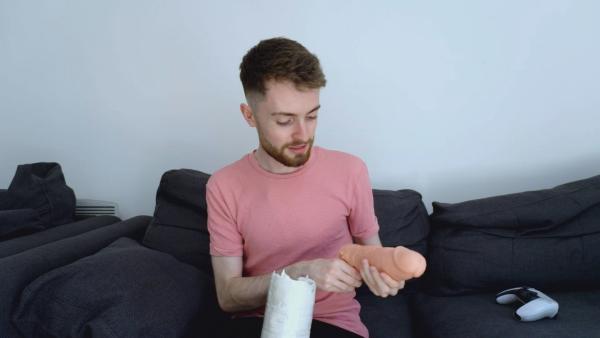 Bild 1 von 5: Joes erigiertes Glied misst über 24 cm. Ein Silikonabdruck soll sein bestes Stück für die Ewigkeit konservieren.