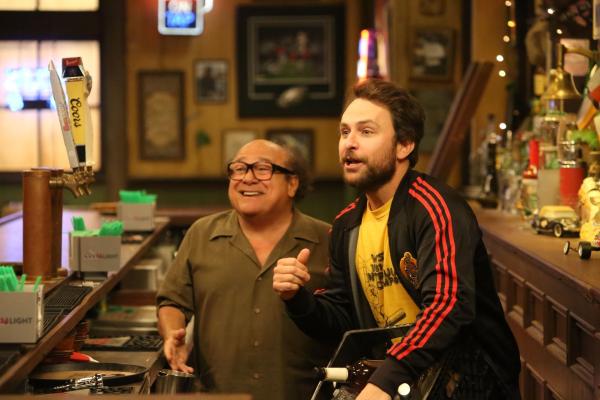 Bild 1 von 3: Frank Reynolds (Danny DeVito, l.); Charlie Kelly (Charlie Day, r.)