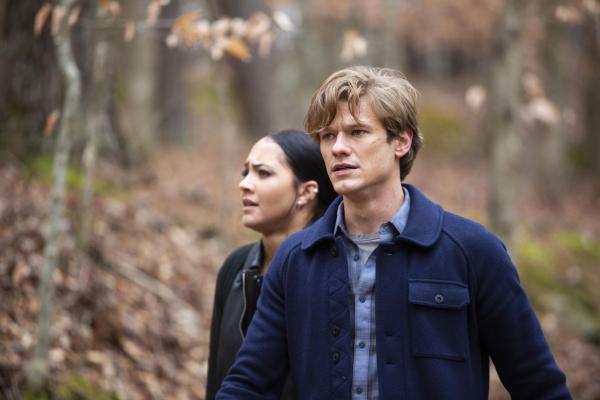 Bild 1 von 10: Riley Davis (Tristin Mays, l.); Angus MacGyver (Lucas Till, r.)