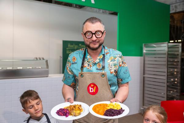 Bild 1 von 9: ZDFbesseresser Sebastian Lege mit einem Teller Schulkantinen-Essen und einer nachgekochten gesünderen Alternative