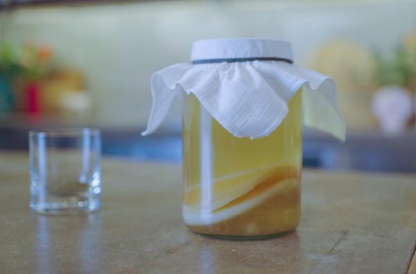 Bild 1 von 2: Lucie füllt das Scobywasser in ein Glas um ? der Kombucha kann jetzt gewürzt werden.