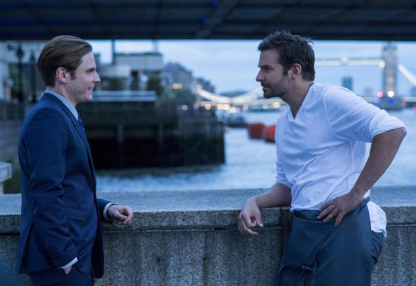 Bild 1 von 13: Obwohl Tony (Daniel Brühl, l.) von der Genialität seines Freundes überzeugt ist, willigt er nur ungern ein, Sternekoch Adam Jones (Bradley Cooper, r.) einen Job in seinem Restaurant zu geben. Denn schließlich kennt er dessen exzessive Vergangenheit nur zu gut ...