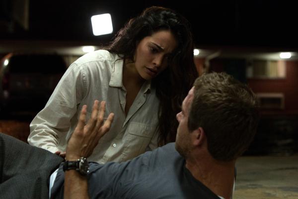 Bild 1 von 13: Damian alias Edward (Ryan Reynolds) lässt Madeline (Natalie Martinez) im Unklaren darüber, was mit ihm passiert ist - warum er aussieht wie ihr Mann Mark, es aber offensichtlich nicht ist.