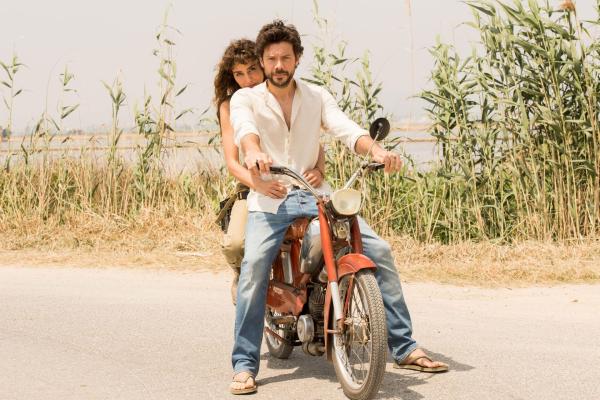 Bild 1 von 5: Verónica (Irene Arcos, l.); Oscar (Ãlvaro Morte, r.)