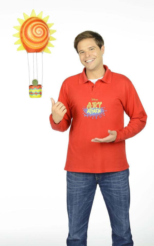 Bild 1 von 11: Stifte, Kleber, fertig, los! Das große Basteln beginnt wieder - mit brandneuen Folgen von Art Attack. Moderator Nicolás Artajo führt die kleinen Zuschauer in seine bunte Bastelwelt und verwandelt Alltagsgegenstände in tolle Kunstwerke. Er zeigt, wie man mit wenigen Hilfsmitteln wunderschöne Projekte umsetzt. Damit seine Zuschauer es ihm gleichtun können, wird jeder Handgriff genau erklärt. Schritt für Schritt zeigt Disney Art Attack, wie man aus unscheinbaren Haushaltsgegenständen wie leeren Küchenpapierrollen, Pappkartons, leeren Joghurtbechern und Zeitungspapier die tollsten Sachen zaubert. Dabei wird nicht nur die Fantasie der kleinen Zuschauer angeregt, auch die kreativen und motorischen Fähigkeiten werden gefördert. Nicolás hat sich auch für die elfte Staffel wieder einiges vorgenommen: Neben Big-Band-Instrumenten, einer Piratentaverne aus Holzstäbchen oder dreidimensionalen Hügelbildern und einem Lenker-Clown für den Roller oder das Fahrrad werden auch fliegende Topfpflanzen nachgebastelt.