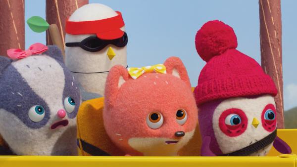 Bild 1 von 3: Sylvie plaudert fast die große Überraschung für Rettungsschwimmer Bully aus.