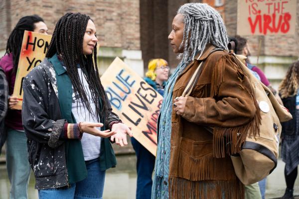 Bild 1 von 4: Im Gespräch mit Claire (Lois Chimimba, l.) wird klar, dass die neue Generation von Aktivisten keinen Platz für Myrna (Clare Perkins, r.) und ihre radikalere Form des Protests hat. Doch Myrna will das, wofür sie ihr Leben lang gekämpft hat, nicht einfach aufgeben.