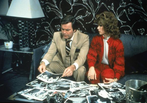 Bild 1 von 10: Jonathan Hart (Robert Wagner, l.); Jennifer Hart (Stefanie Powers, r.)