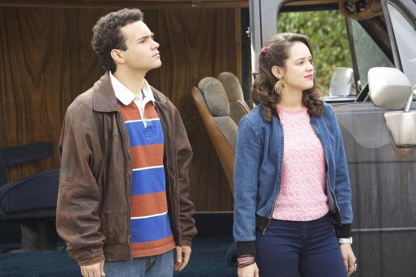 Bild 1 von 9: Barry Goldberg (Troy Gentile, l.); Erica Goldberg (Hayley Orrantia, r.)
