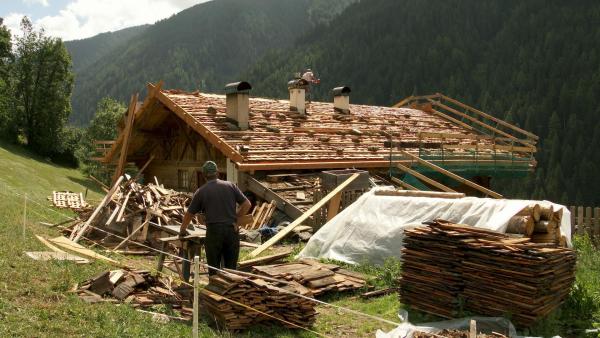 Bild 1 von 25: Im Bild: Dachdecken mit Holzschindln.
