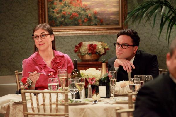 Bild 1 von 27: Leonard (Johnny Galecki, r.) und Amy (Mayim Bialik, l.) lernen sich etwas besser kennen, während Sheldon sich seiner neuen Eisenbahn widmet ...
