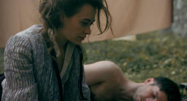 Bild 1 von 19: Das böse Erwachen. Clara Hoflinger (Mercedes Müller, links) bereut die Nacht mit Kyrill Nogol (Slavko Popadic, rechts).