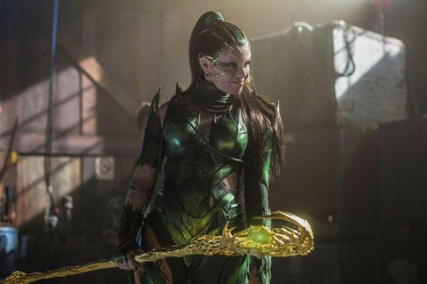 Bild 1 von 8: Rita Repulsa (Elizabeth Banks)
