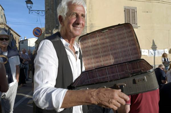 Bild 1 von 2: Wolfgang, ein 78-jähriger gelernter Schriftsetzer, Musiker und biodynamischer Berater, liebt sein einfaches Leben in der Toskana. Doch gesundheitliche Sorgen stellen ihn vor Herausforderungen.