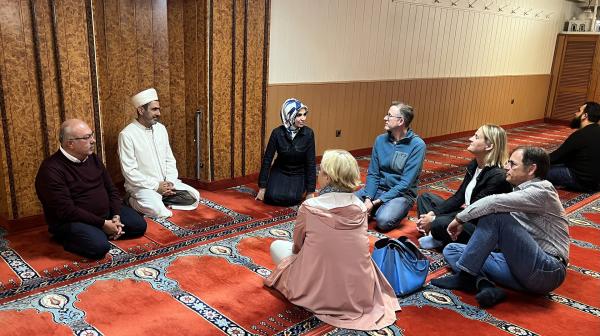 Bild 1 von 7: Meral Sahin (3.v.l.) mit ehemaligen Mitschülern in der Moschee zusammen mit Imam.