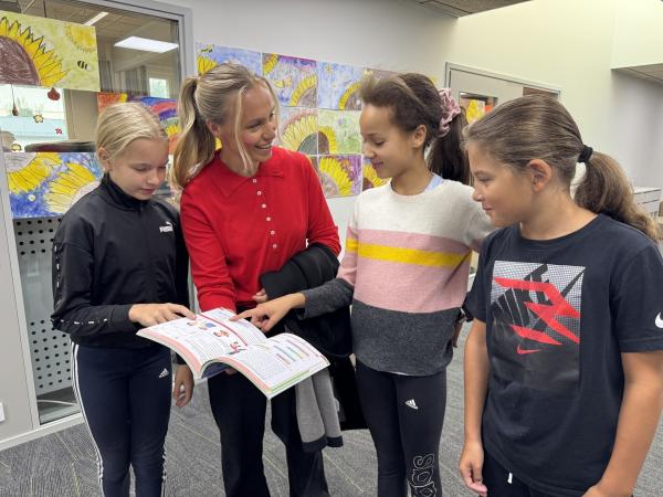 Bild 1 von 8: Meri Koivisto mit Schulkindern der Myllypuro Gesamtschule in Helsinki.