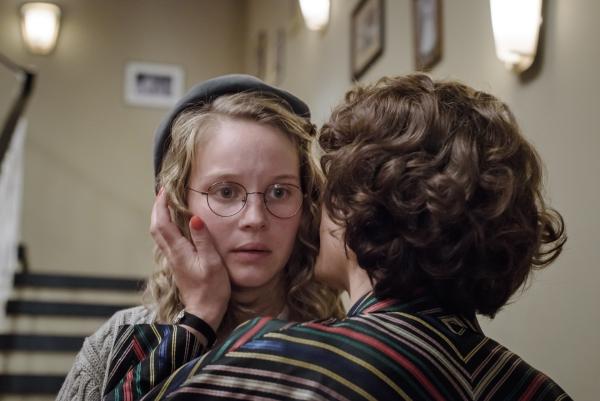 Bild 1 von 14: Caterina Scho?llack (Claudia Michelsen, r.) begrüßt ihre Tochter Monika (Sonja Gerhardt, l.) in der Tanzschule.