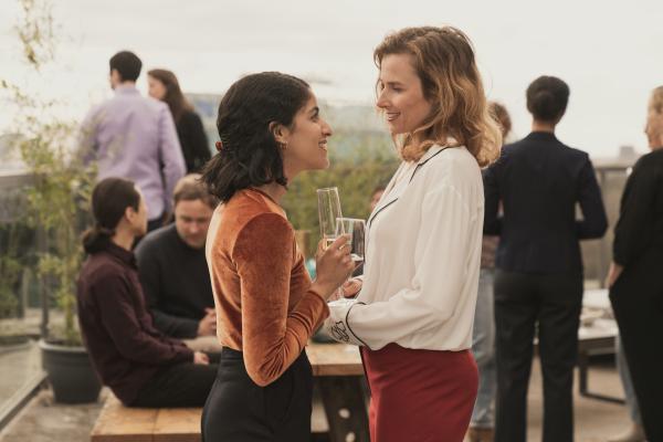 Bild 1 von 3: Josephine Brenner (Karin Hanczewski, r.) veranstaltet eine Firmenfeier auf ihrer Dachterrasse. Hanna (Banafshe Hourmazdi, l.) ist beeindruckt von der Verlagschefin.
