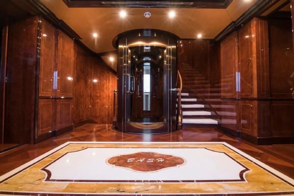 Bild 1 von 5: Um bequem alle vier Decks der 32-Millionen-Euro-Superjacht \