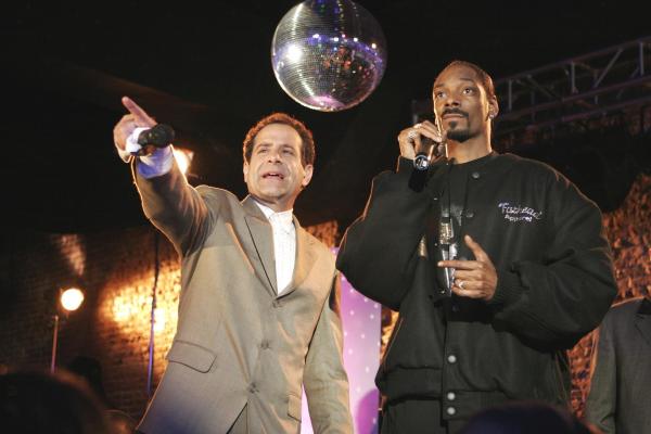 Bild 1 von 9: Im Bild (v.li.): Tony Shalhoub (Adrian Monk), Snoop Dogg (MurderUss).