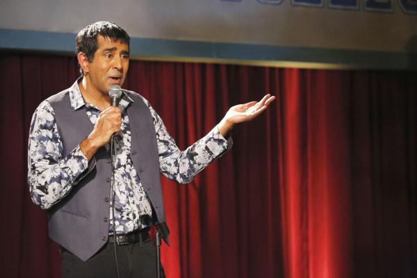 Bild 1 von 15: Anonyme Hacker drohen, die E-Mails des gesamten Personals des Greendale College zu veröffentlichen, wenn der Auftritt des rassistischen Komikers (Jay Chandrasekhar) nicht abgesagt wird ...