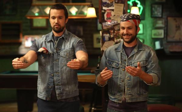 Bild 1 von 7: Mac (Rob McElhenney; l.); Charlie Kelly (Charlie Day, r.)