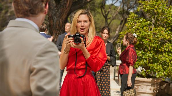 Bild 1 von 3: Maxima (Delfina Chaves) fotografiert auf einer Party und fällt dem Prinzen Willem-Alexander (Martijn Lakemeier) ins Auge.