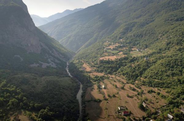 Bild 1 von 9: Das Untersuchungsgebiet der Forscherinnen und Forscher liegt 110 Kilometer nördlich der Hauptstadt Tirana: beim Dorf Curraj i Eperm, inmitten der Albanischen Alpen.