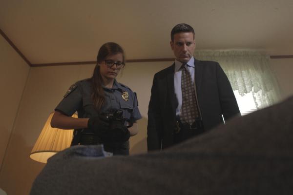 Bild 1 von 2: Die junge Pilotin Ruth wird ermordet in ihrem Bett aufgefunden. Für Lt. Joe Kenda (Carl Marino, r.) und seine Kollegen beginnen komplizierte Ermittlungen ...