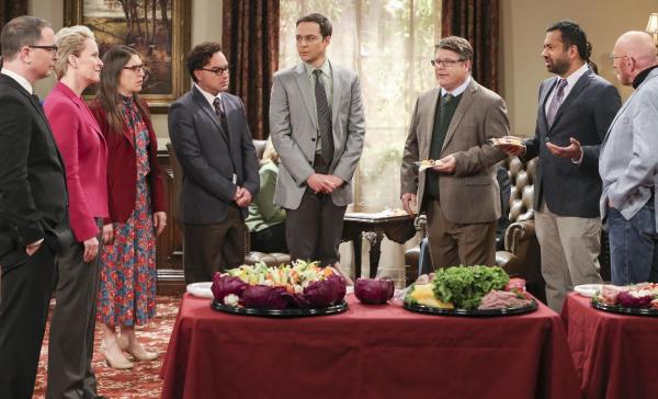 Bild 1 von 10: (v.l.n.r.) Präsident Siebert (Joshua Malina); Professor Frances H. Arnold (Frances H. Arnold); Amy Farrah Fowler (Mayim Bialik); Leonard Hofstadter (Johnny Galecki); Sheldon Cooper (Jim Parsons); Dr. Pemberton (Sean Astin); Dr. Campbell (Kal Penn); Professor Kip Thorne (Kip Thorne)