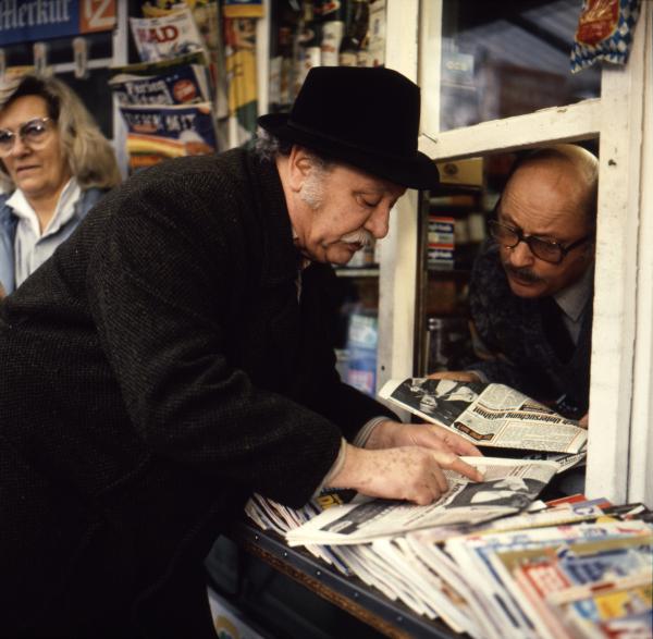Bild 1 von 6: Meister Eder (Gustl Bayrhammer) beim Kioskverkäufer (Bruno W. Pantel).