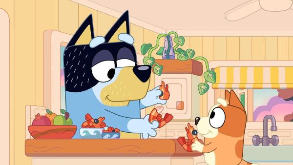 Bild 1 von 3: Mum geht aus und somit muss Dad das abendliche Programm vor dem Zubettgehen übernehmen. Um Bluey davon abzulenken, dass sie ihre Mum vermisst, lässt er sich jede Menge Spiele einfallen.