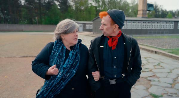 Bild 1 von 4: Marjolein Snep (l.) und George Saxon in der Gedenkstätte Sachsenhausen.