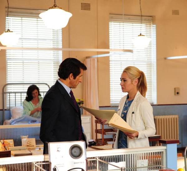 Bild 1 von 6: Dr. Patrick McNaughton (Jonathan LaPaglia, l.); Joan Millar (Jessica Marais, r.)