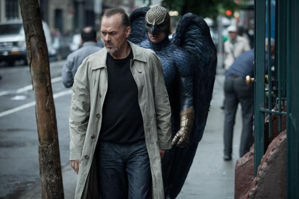 Bild 1 von 15: Vor langer Zeit nahm Riggan Thomson (Michael Keaton, l.) die Rolle als Comic-Held Birdman an, doch auch nachdem alle Filme abgedreht sind, kann er die Rolle psychisch nicht loslassen und verliert die Kontrolle über sein Leben ...