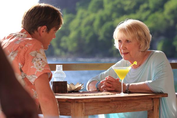 Bild 1 von 5: Humphrey (Kris Marshall, l.) und Tante Mary (Wendy Craig, r.) sitzen bei einem Cocktail zusammen. Mary hat ihrem Neffen etwas Wichtiges mitzuteilen.