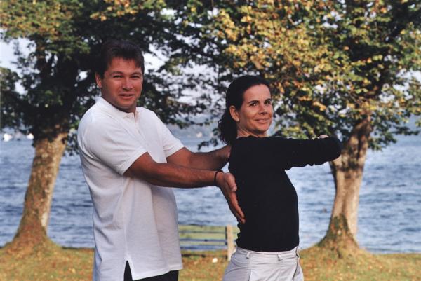 Bild 1 von 4: Rückenexperte Andy Fumolo (links) hat ein einfaches, aber wirkungsvolles Training zusammengestellt: Mit Hilfe dieser Übungen können Sie Verspannungen im gesamten Rücken lösen, die Wirbelsäule wird gekräftigt, der Energiefluß in Armen und Beinen wird mobilisiert und die Rückenmuskulatur gestärkt.