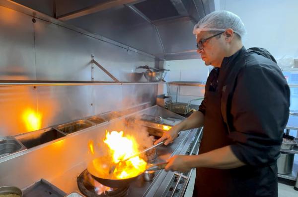 Bild 1 von 2: Auf den Spuren des chinesischen Herzens von Lima: Chefkoch Marco Lao bietet Lomo saltado an, einen peruanischen Wok im chinesischen Stil.