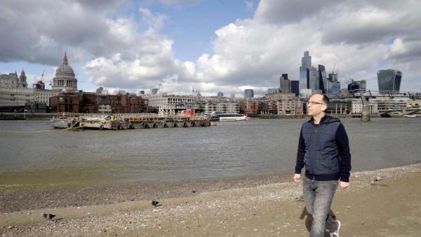 Bild 1 von 3: Im Bild: Korrespondent Jörg Winter auf Spuren der Bodenversiegelungsbilanz in London - die Stadt wächst weder in die Höhe noch in die Breite.