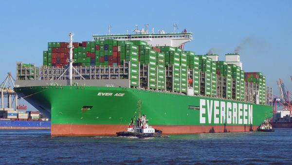 Bild 1 von 3: Die Ever Ace gehört mit einem Fassungsvermögen von 24.000 Schiffscontainern zu den größten Frachtschiffen weltweit.