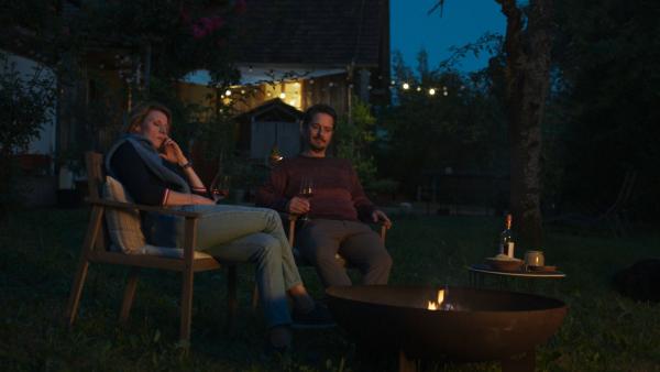 Bild 1 von 7: Doro Beitinger (Franziska Weisz) und ihr Mann Robert (Michael Baral) genießen einen gemeinsamen Abend in ihrem Garten.
