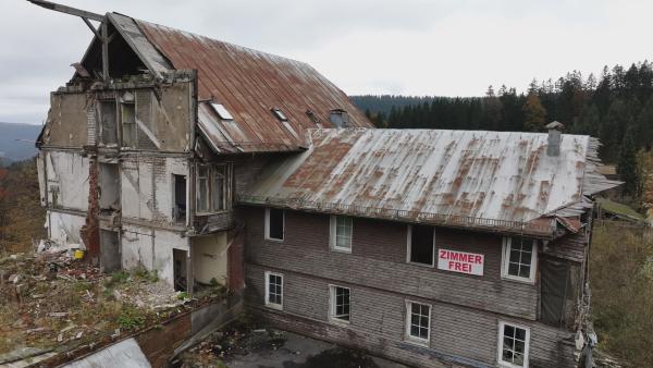 Bild 1 von 3: Bildunterschrift: Halb verfallen steht die alte Herberge in der Wildnis.