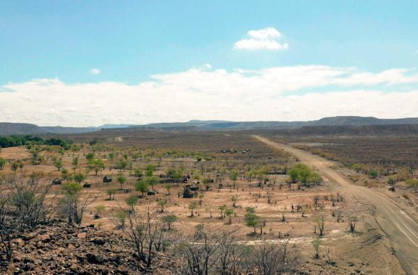 Bild 1 von 2: Das weitläufige Wüstengebiet Kaokoveld ist die Heimat des Hirtenvolks Himba.