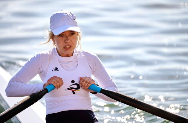 Bild 1 von 4: Die Leistungssportlerin Gesa Gutmann (Anna Herrmann) ist am Ende ihrer Kräfte.