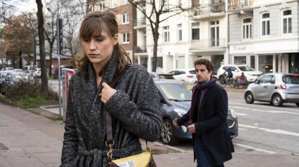 Bild 1 von 8: Michelle Bethke (Kyra Sophia Kahre, l.); Thomas Zuhse (Oliver Wnuk, r.)