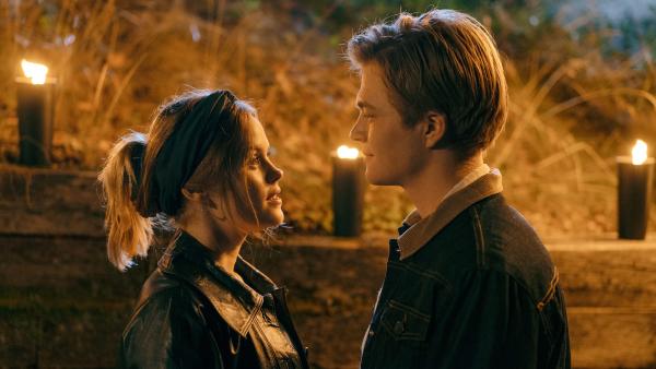 Bild 1 von 4: Frida (Andrea Heick Gadeberg) und Emil (Sylvester Byder)