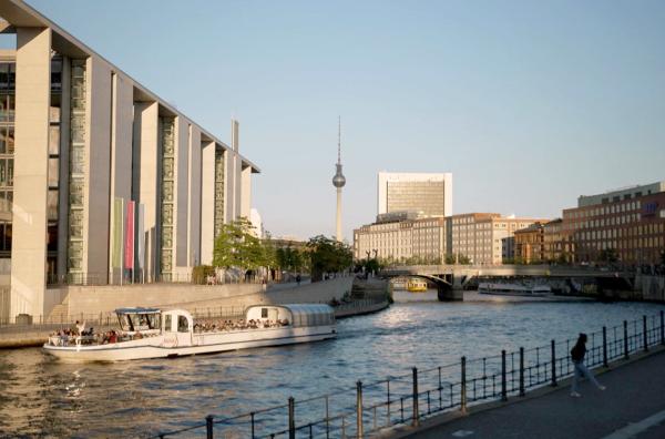 Bild 1 von 4: Das Berliner Regierungsviertel an der Spree