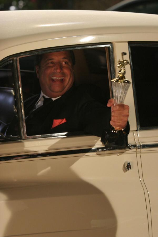 Bild 1 von 13: Der stolze Gewinner des besten Werbejingle: Archie (Jon Lovitz) ...
